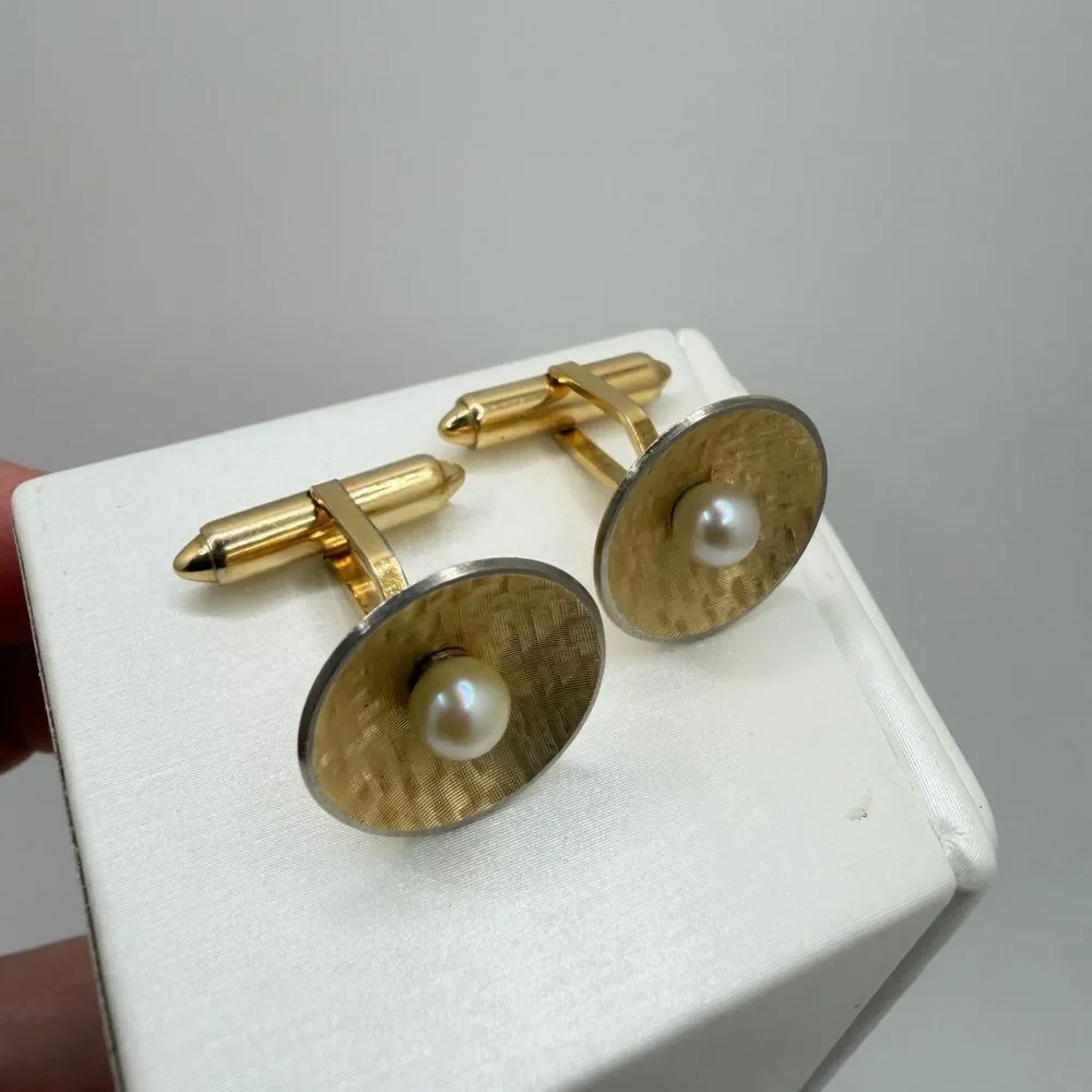 Vintage Gold Tone Kramentz, faux pearl center cuff links!‎